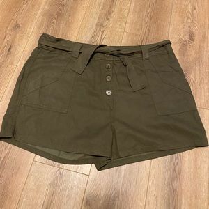 Venus NWOT Tie Waist Button Fly Shorts size 20